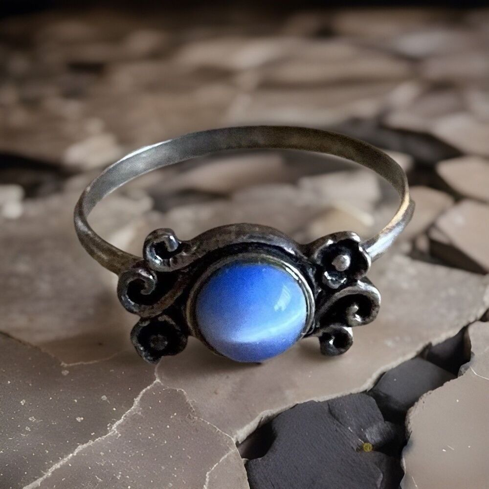 VINTAGE ring blue round stone bezel setting size 6.5 silver color band